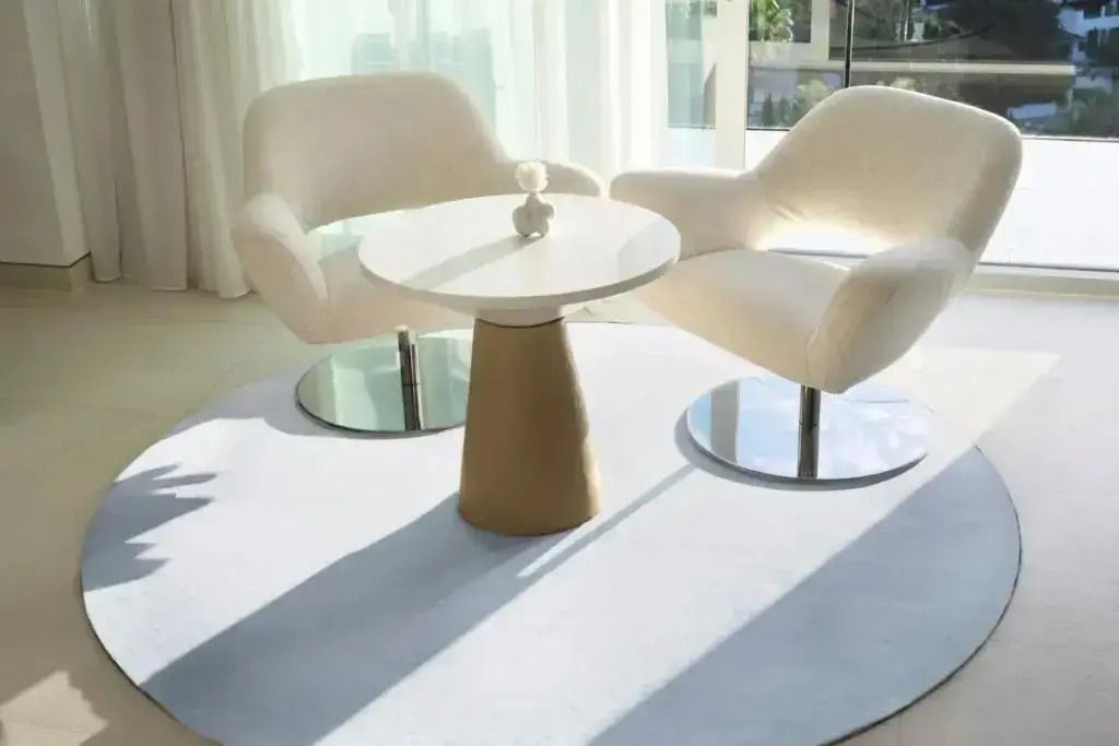 Moderner Couchtisch mit zwei eleganten Sesseln