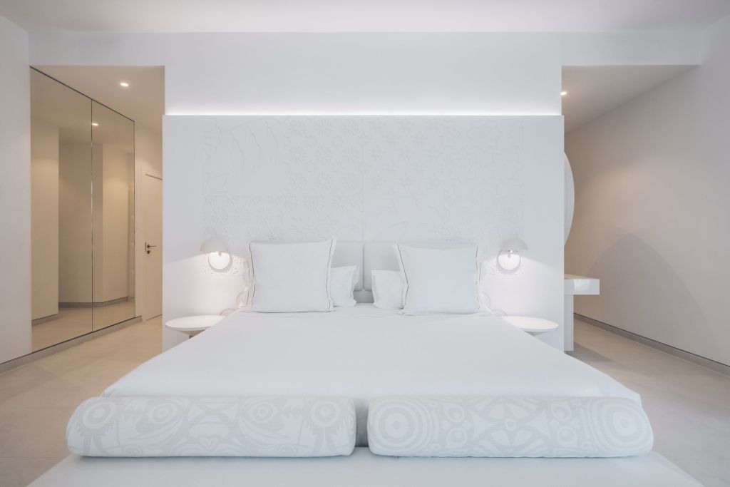 Modernes Doppelbett in der Spa Doppel Suite mit eleganter Beleuchtung