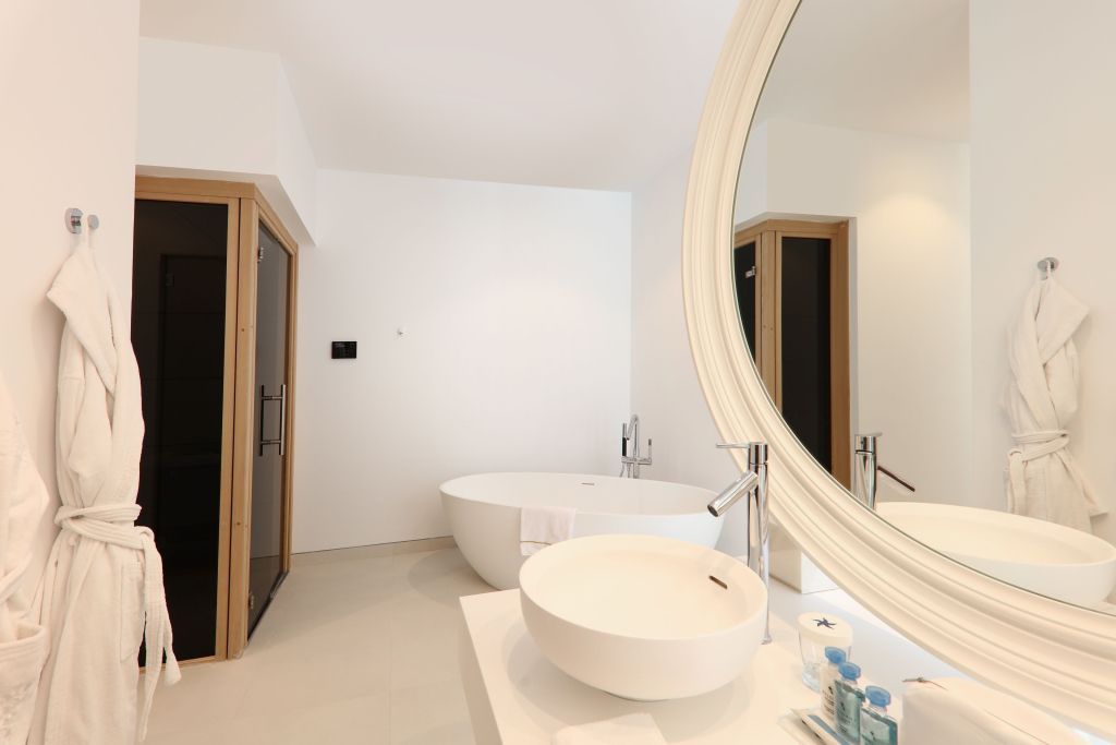 Modernes Badezimmer mit stilvollem Waschtisch und Designarmaturen