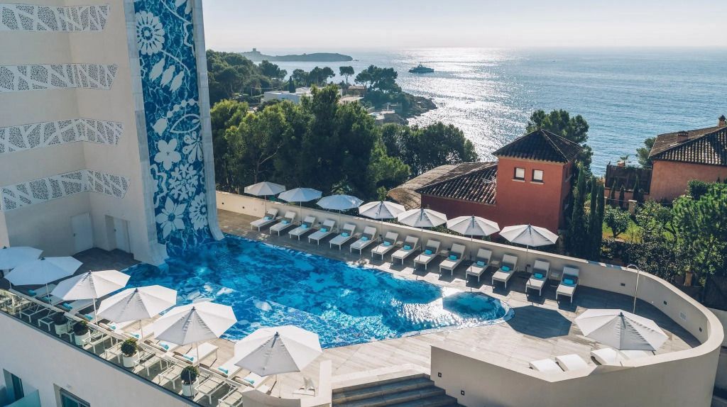 Infinity Pool mit Blick auf das Meer und umliegende Landschaft