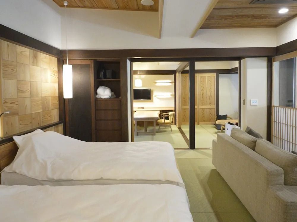 Luxus-Doppelzimmer mit zwei Einzelbetten moderner Inneneinrichtung und Tatami-Matten
