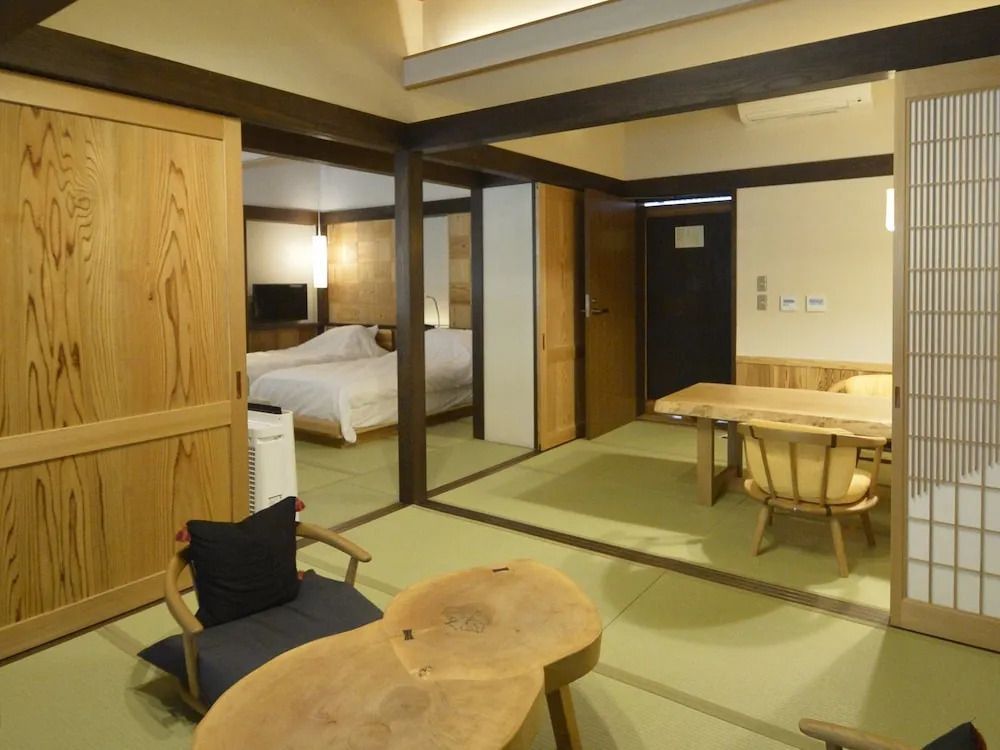 Geräumiges Zimmer mit Tatami-Boden und japanischer Inneneinrichtung