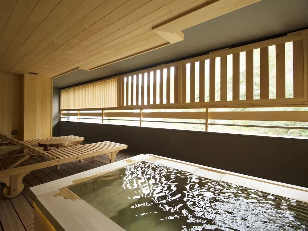 Privater Außenbadbereich mit traditionellem japanischen Onsen und Holzterrasse