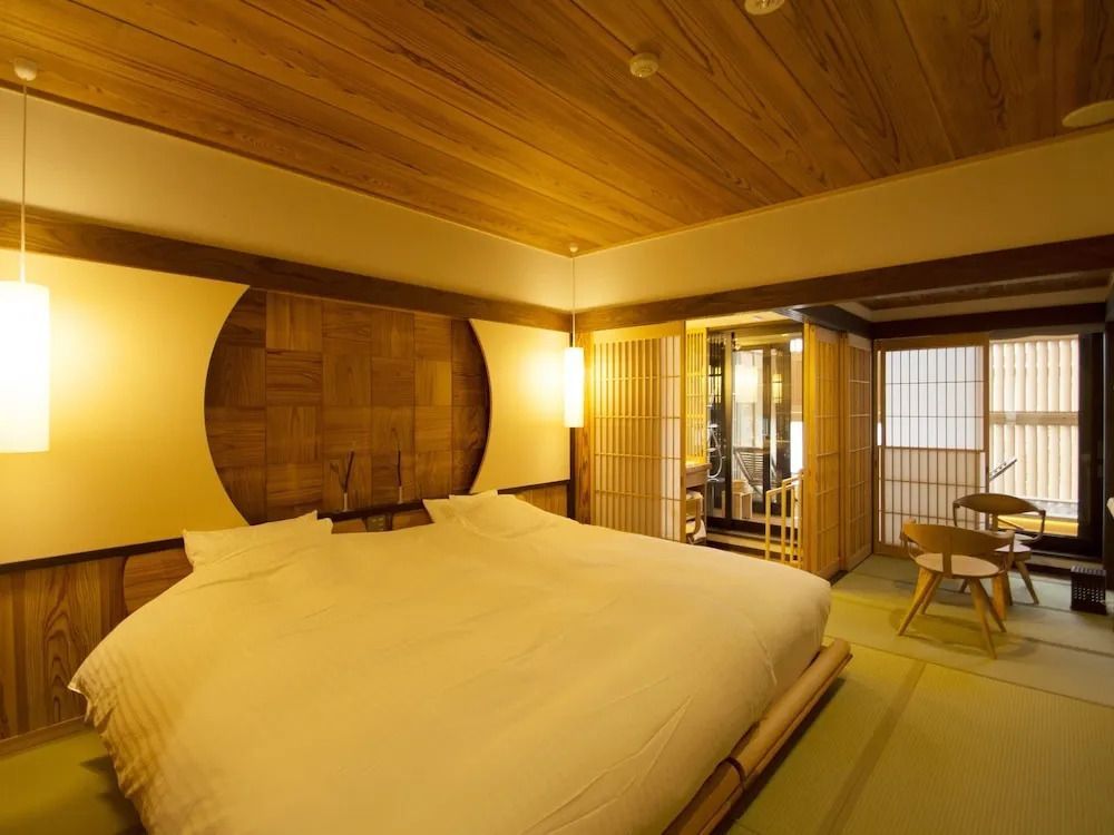Japanisches Zimmer mit zwei Betten und traditionellem Holzdach.