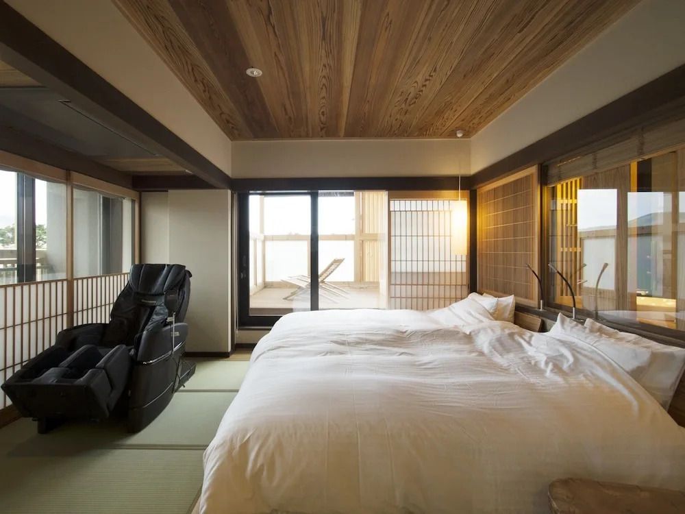 Japanische Suite mit Tatamimatten und Massagesessel.