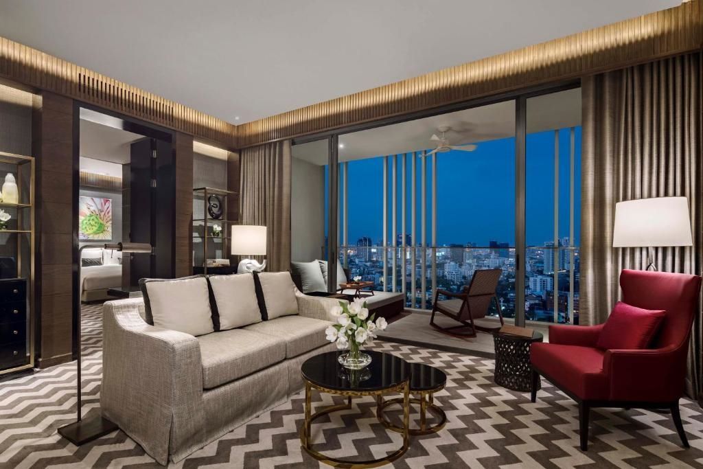 Wohnbereich mit Sofas und Panoramafenster mit Stadtblick