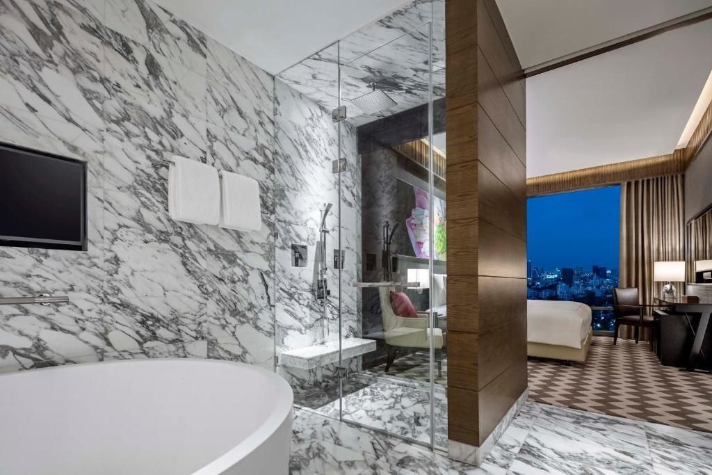 Modernes Badezimmer mit Marmorakzenten und Dusche