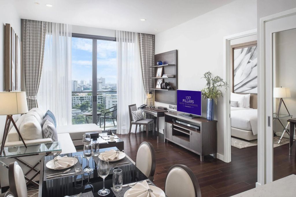 Wohnzimmer mit großem Fenster und Ausblick auf die Stadt