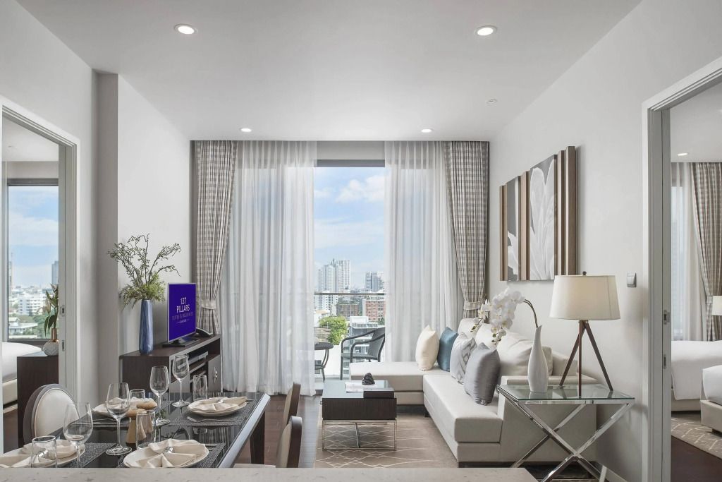 Helles Wohnzimmer mit Fenster und moderner Einrichtung