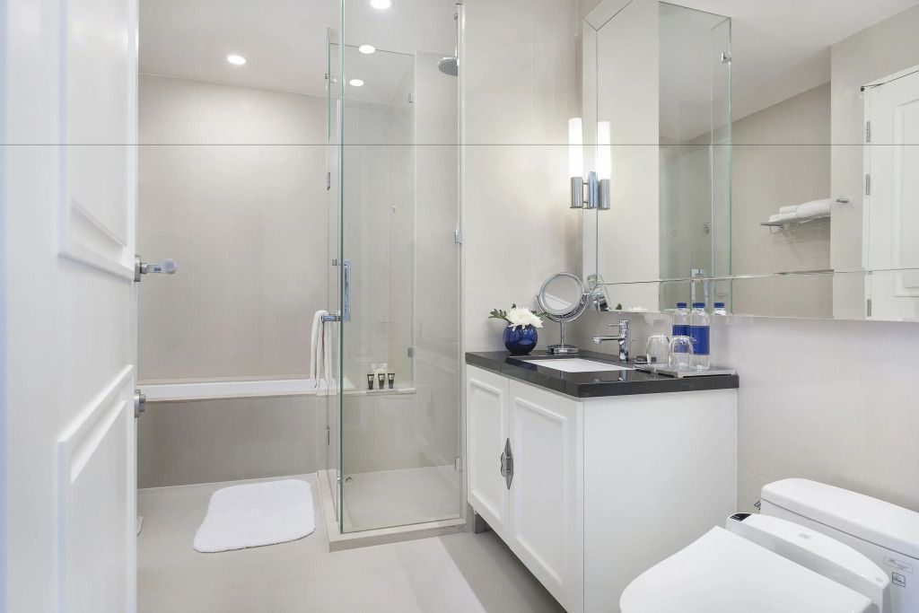 Luxuriöses Badezimmer mit Dusche und großer Spiegelwand