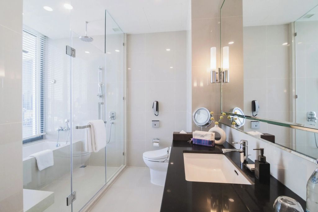 Modernes Badezimmer mit großer Dusche und edlem Waschbereich