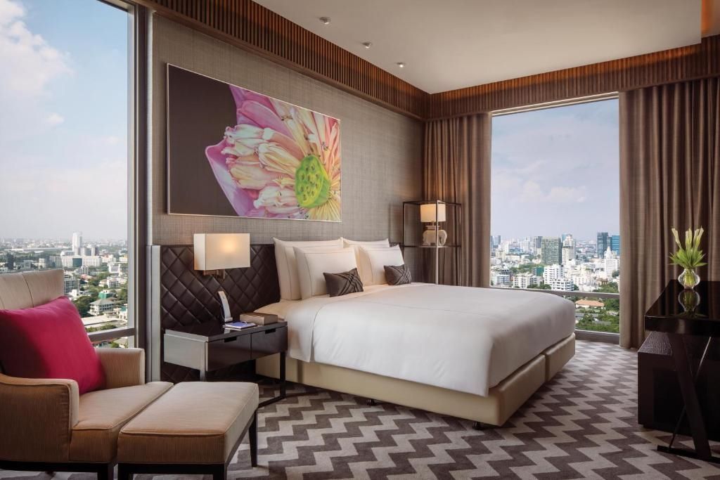 Luxuriöses Schlafzimmer mit großem Bett und Panoramablick auf Bangkok