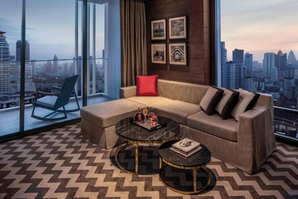 Gemütliche Sitzecke mit Designer-Sofa und Ausblick auf Bangkok
