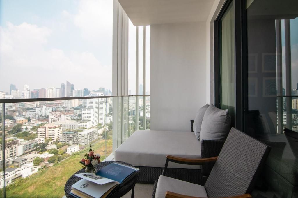 Privater Balkon mit Liege und Blick über die Stadt