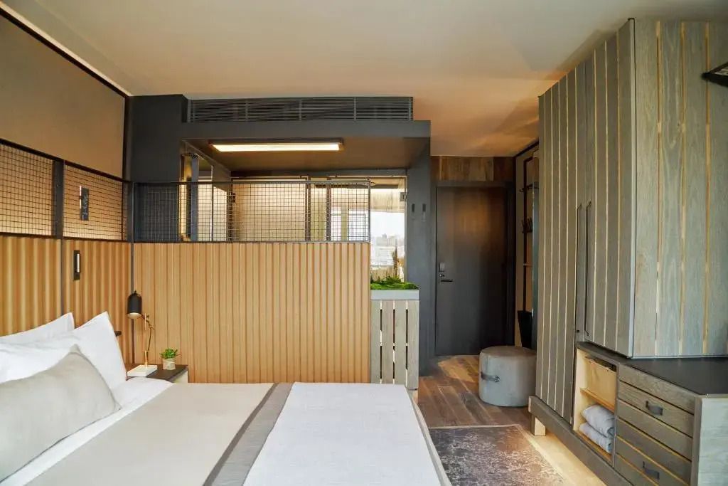 Moderner offener Raum mit Bett und Holzdetails im 1 Hotel Brooklyn Bridge