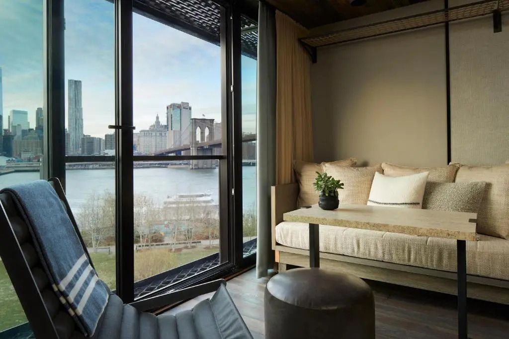 Ausblick auf Brooklyn Bridge und Skyline von einem Zimmer im 1 Hotel Brooklyn Bridge