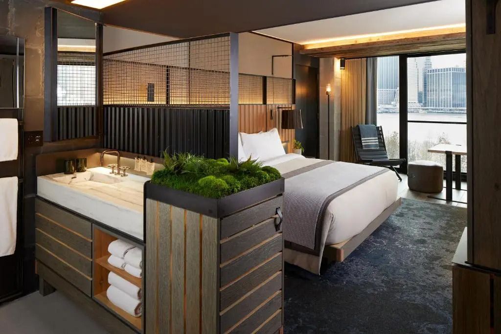Luxuriöses Doppelzimmer mit grünem Akzent im 1 Hotel Brooklyn Bridge