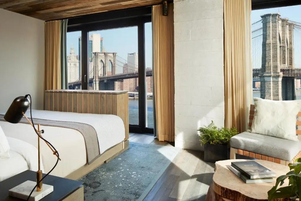 Blick aus dem Deluxe Studio auf Brooklyn Bridge durch große Fenster