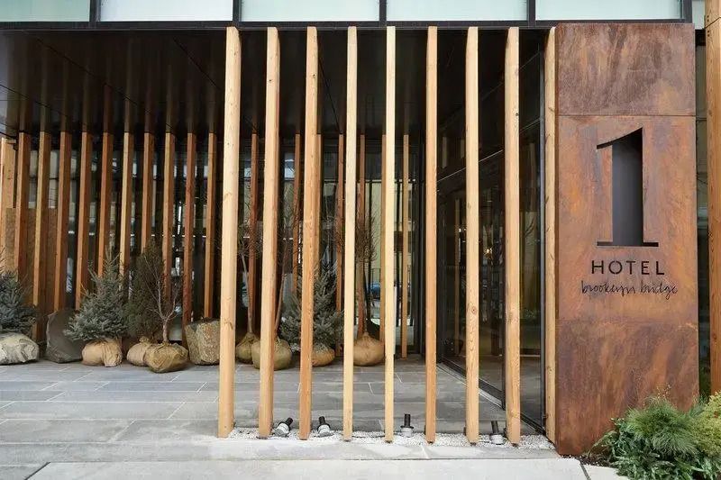 Eingang des 1 Hotel Brooklyn Bridge mit moderner Holz- und Glasarchitektur