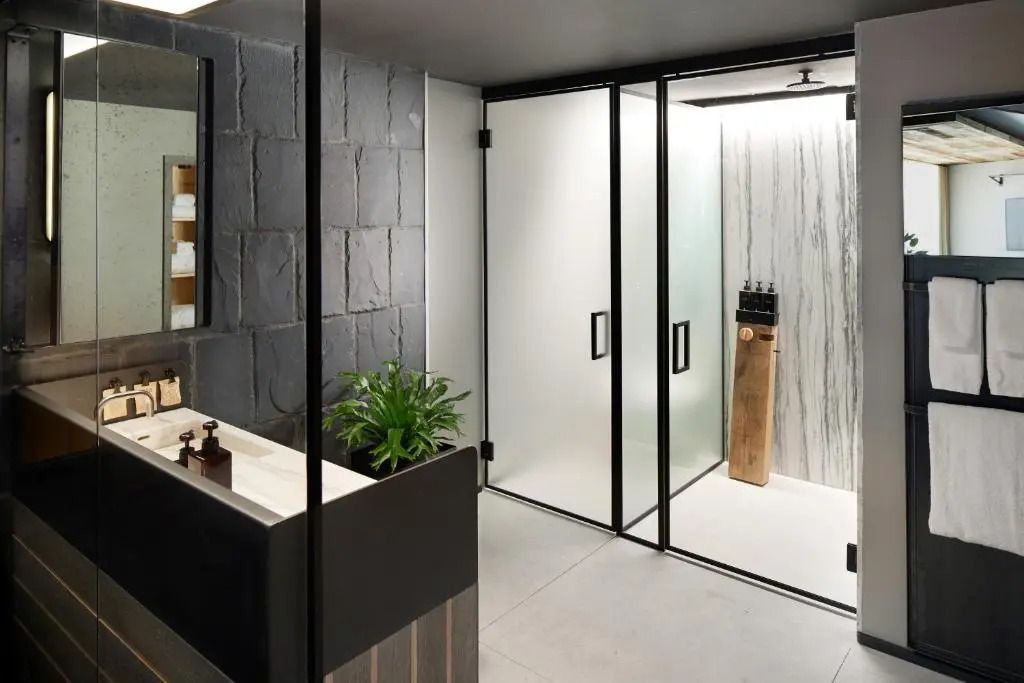 Modernes Badezimmerdesign mit Glaswänden und eleganten Elementen