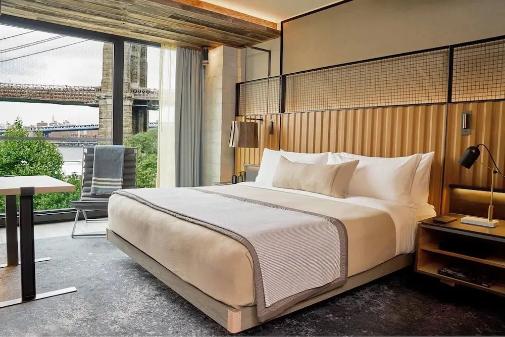 Komfortables Doppelbett in Suite mit Blick auf Brooklyn Bridge