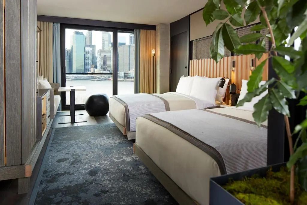 Superior Doppelzimmer mit zwei Doppelbetten und Blick auf die Skyline