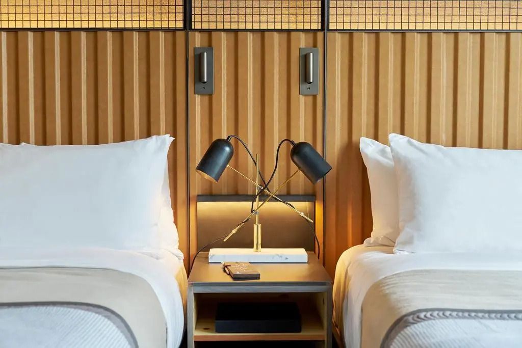 Bett mit Nachttisch und eleganter Beleuchtung im Superior Zimmer