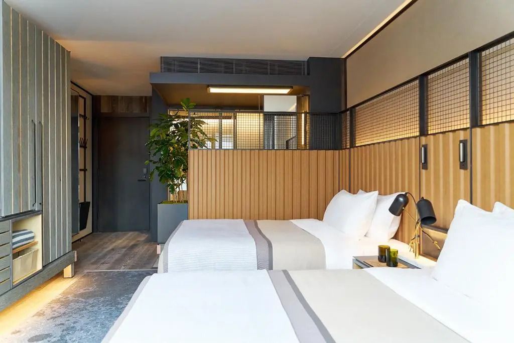 Geräumiges Doppelzimmer mit modernem Design und Sitzbereich