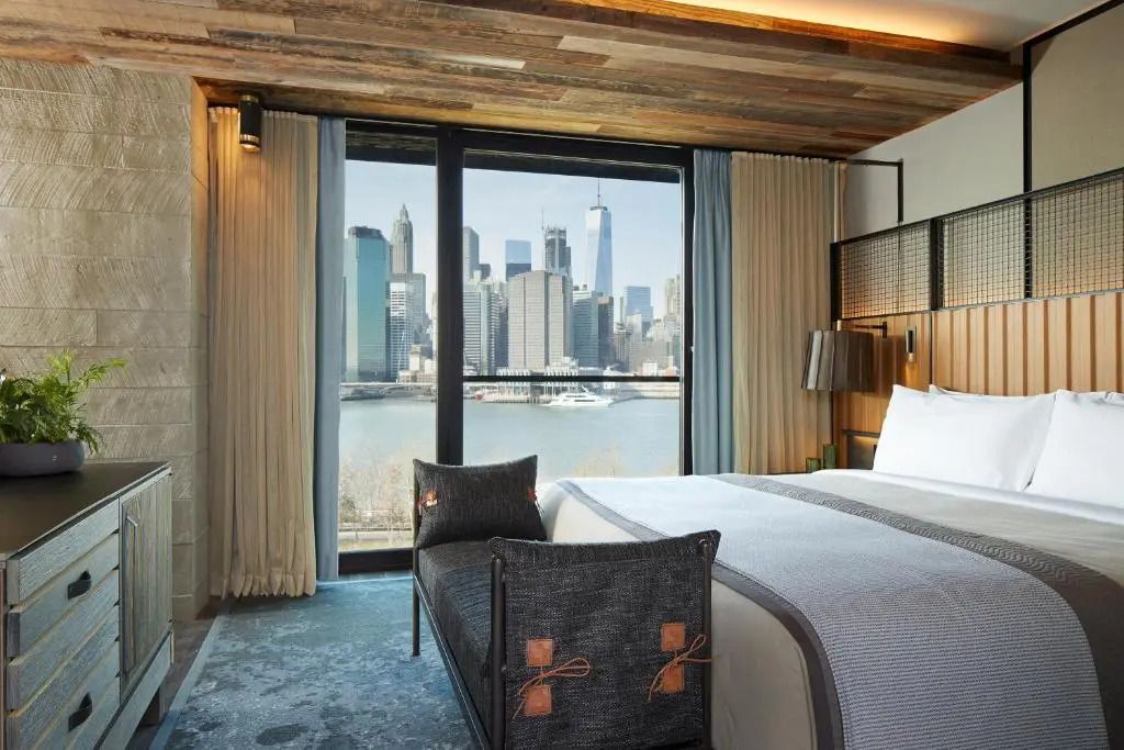Geräumige Suite mit Blick auf die Skyline von Manhattan und gemütlicher Sitzbank