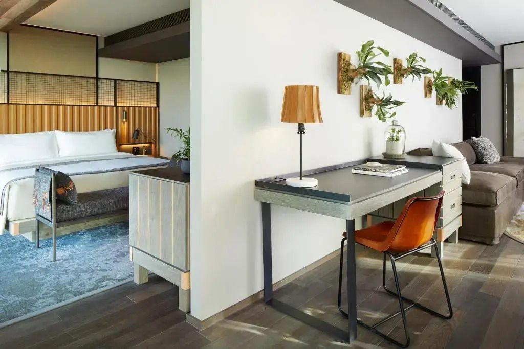 Zimmer mit Arbeitsbereich und stilvollem Interieur