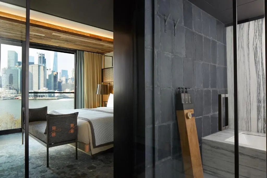 Suite mit luxuriöser Einrichtung und großem Fenster mit Skyline-Aussicht