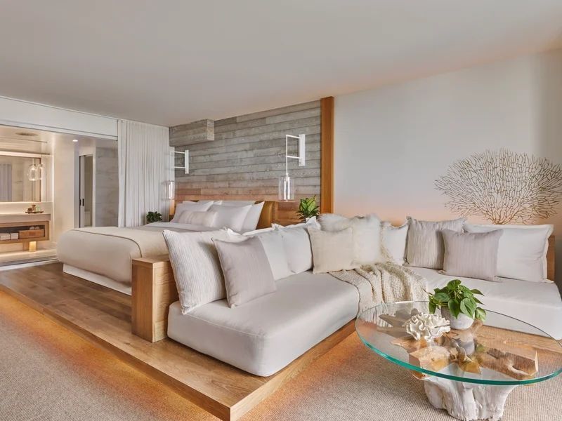 Sitzbereich der Suite mit Sofas und geschmackvoller Dekoration