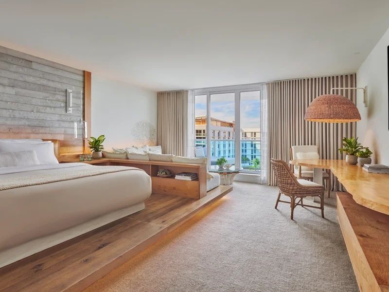 Moderne Junior-Suite mit Balkon und Stadtblick im 1 Hotel South Beach.