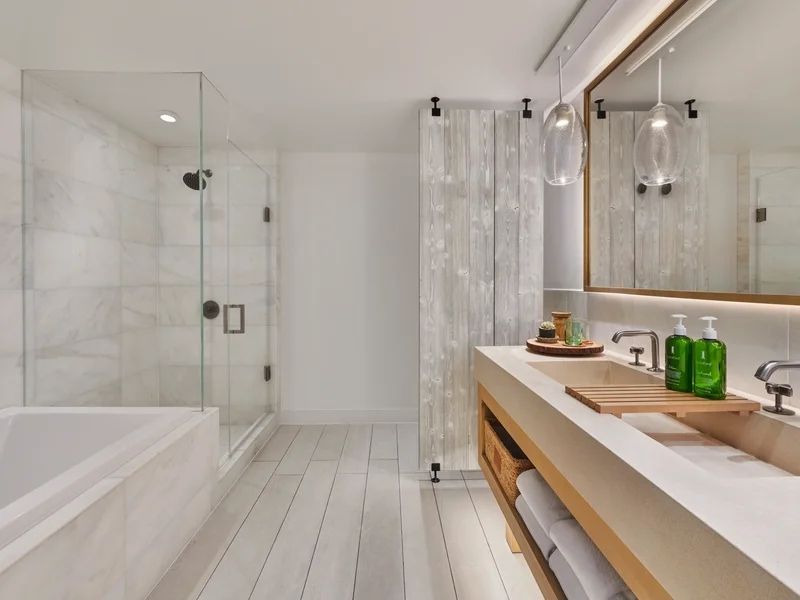Luxuriöses Badezimmerdesign in der Junior-Suite des 1 Hotel South Beach.