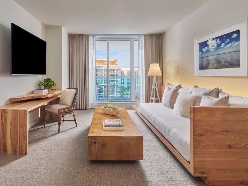 Elegantes Wohnzimmer mit Sofa, Flachbildfernseher und Blick auf die Stadt