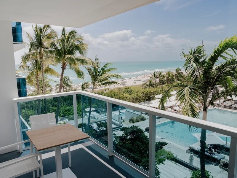 Balkon mit Blick auf Palmen, Strand und Meer am 1 Hotel South Beach