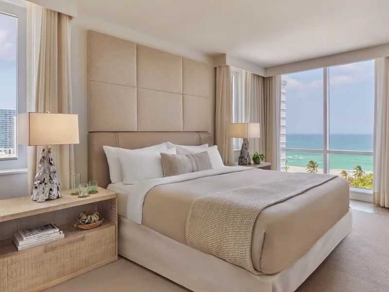Geräumiges Schlafzimmer mit großem Fenster und Meerblick im 1 Hotel South Beach