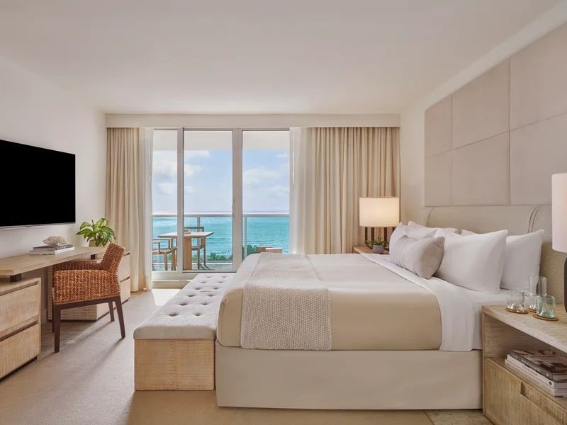 Luxuriöses Schlafzimmer mit Balkon und Meerblick im 1 Hotel South Beach