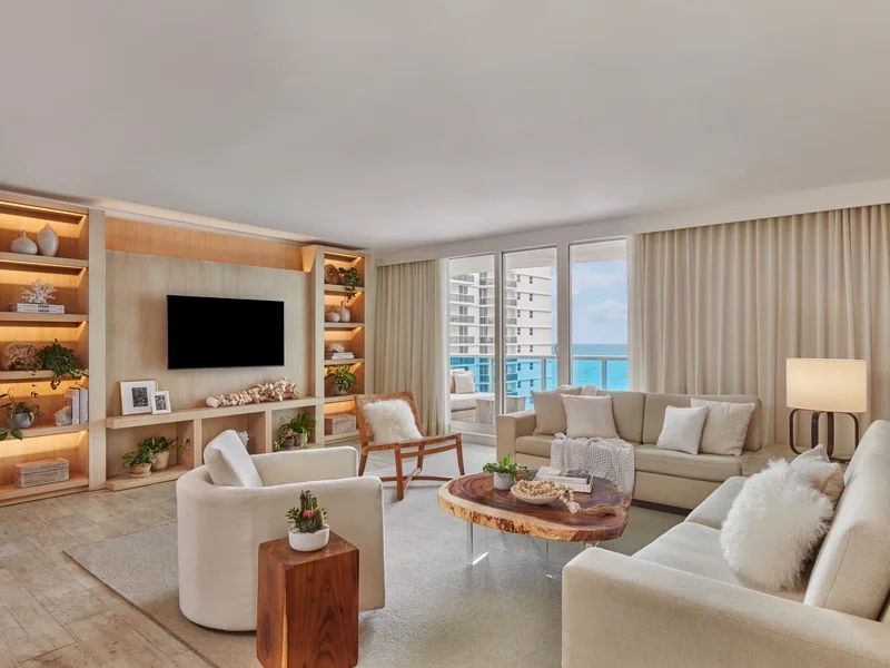 Gemütliches Wohnzimmer mit Panoramafenstern und Meerblick im 1 Hotel South Beach