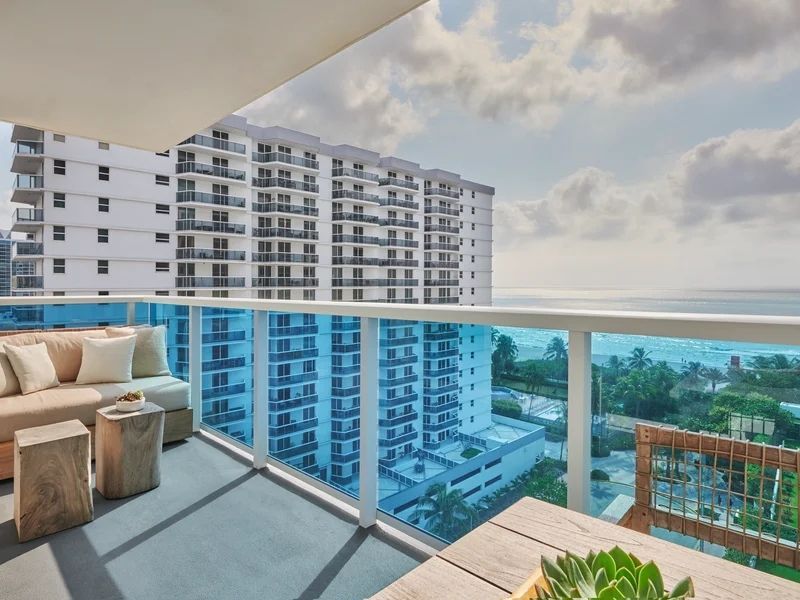 Moderner Balkon mit Sitzbereich und Meerblick im 1 Hotel South Beach