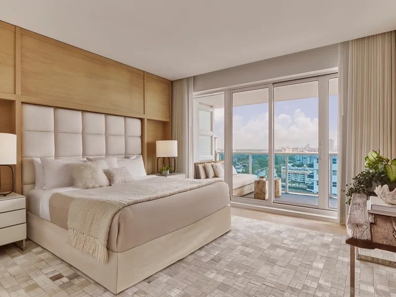Großes, helles Schlafzimmer mit Balkon und spektakulärem Blick aufs Meer.