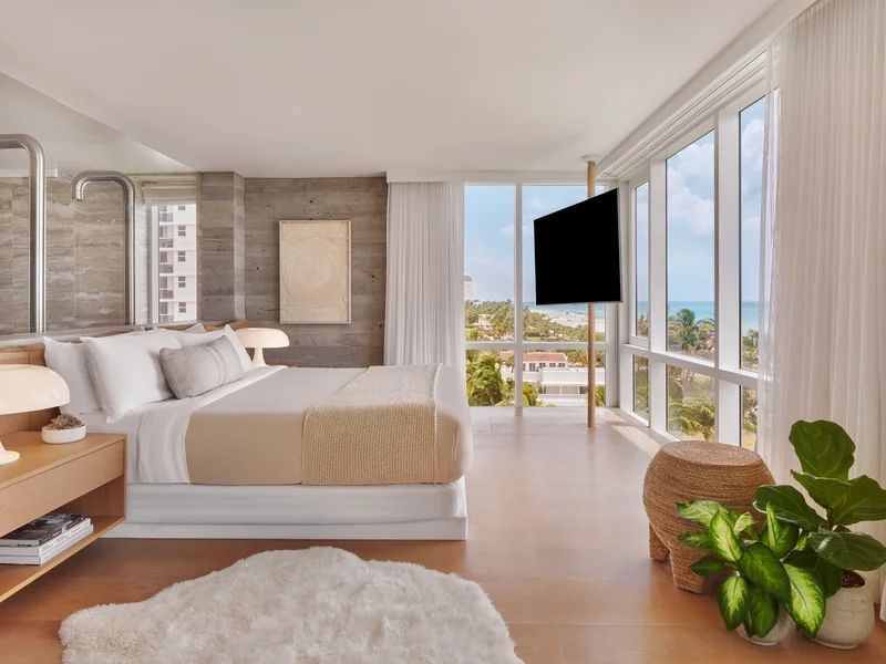 Helles Schlafzimmer mit Meerblick und modernen Möbeln in der Präsidenten Suite
