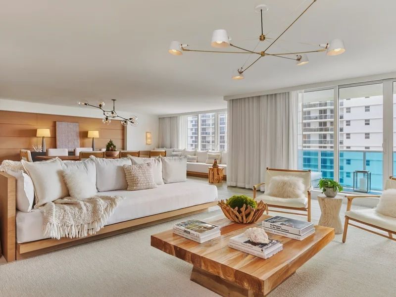 Geräumiges Wohnzimmer mit stilvollem Interieur und großen Fenstern in der Präsidenten Suite