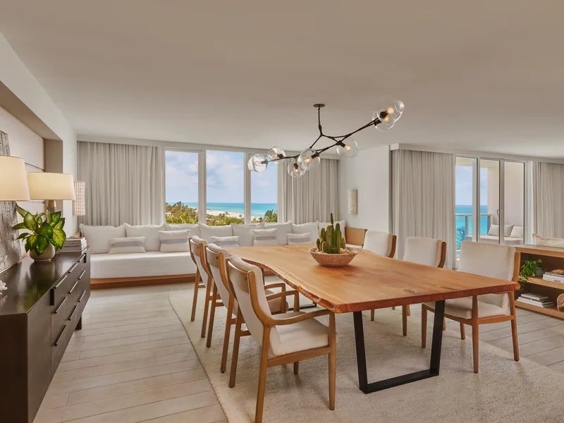 Essbereich mit großer Holztafel und Meerblick in der Präsidenten Suite