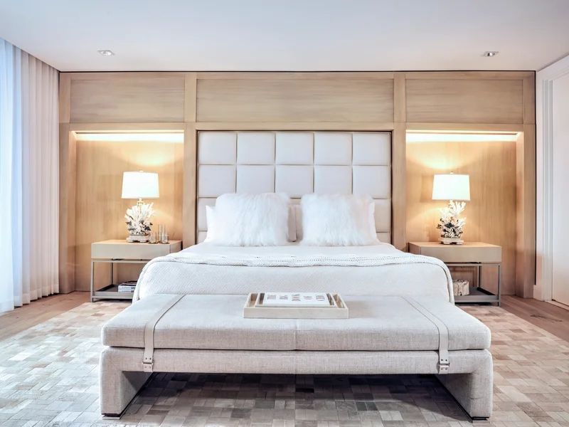 Luxuriöses Schlafzimmer mit großem Bett und eleganter Beleuchtung
