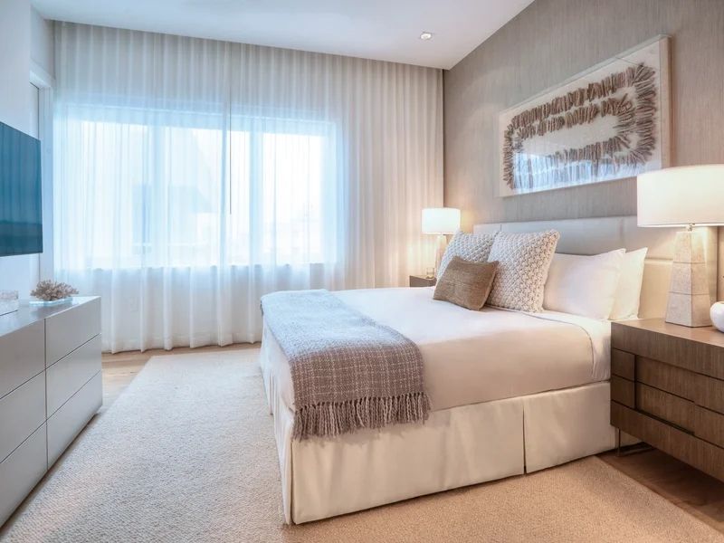Helles Schlafzimmer mit modernem Design und großen Fenstern