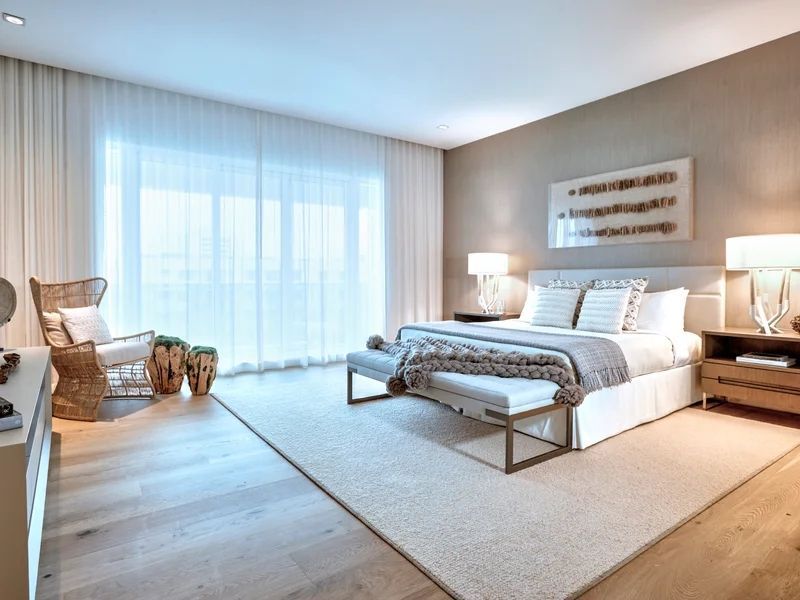 Großes luftiges Schlafzimmer mit zeitgenössischem Dekor