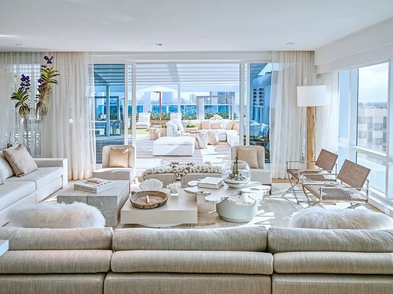 Eleganter Wohnbereich mit Zugang zur Terrasse und Meerblick