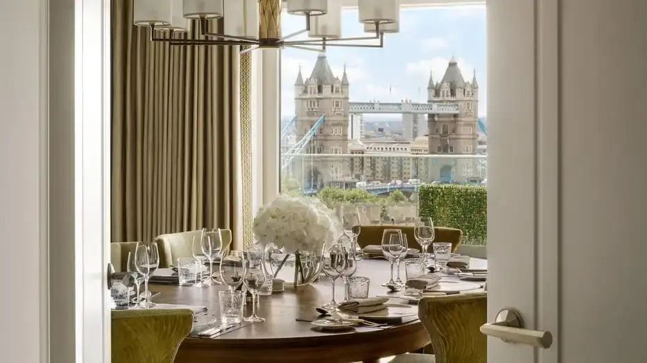 Festlich gedeckter Esstisch am Fenster mit freier Sicht auf die Londoner Tower Bridge.