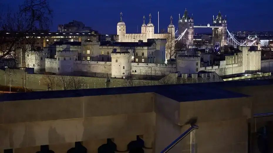 Nächtliche Aussicht von einer Terrasse auf die beleuchtete Festung Tower of London.